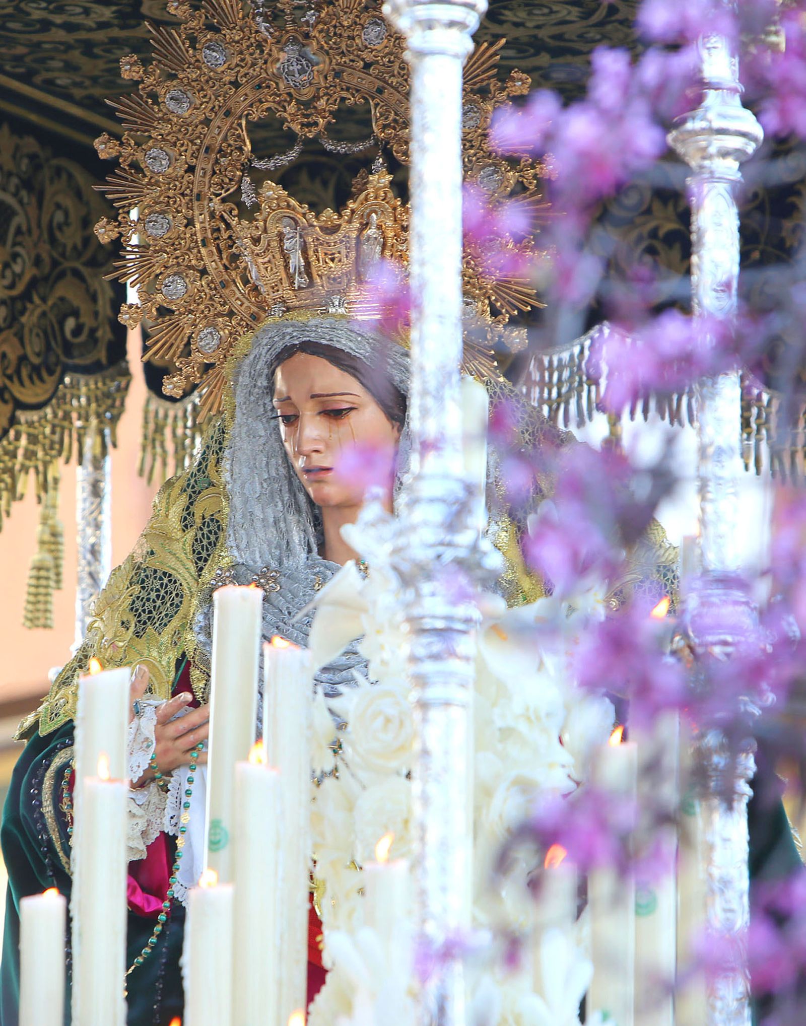 Un primer plano de María Santísima de las Lágrimas y Esperanza.