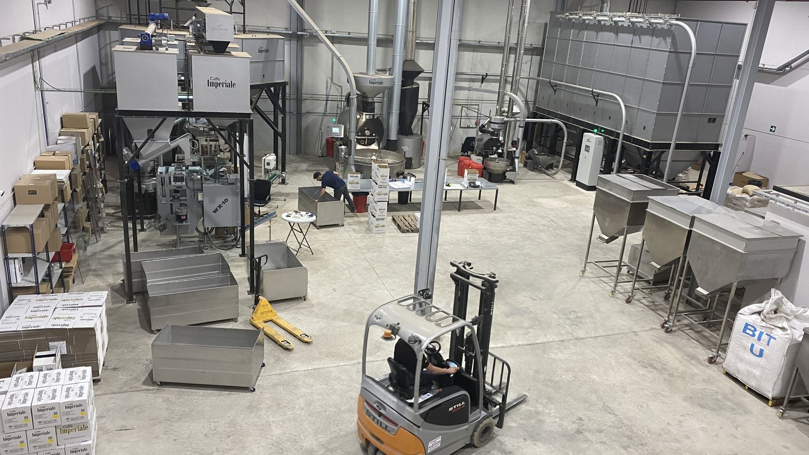 Instalaciones de tueste, mezcla y empaquetado de la planta.