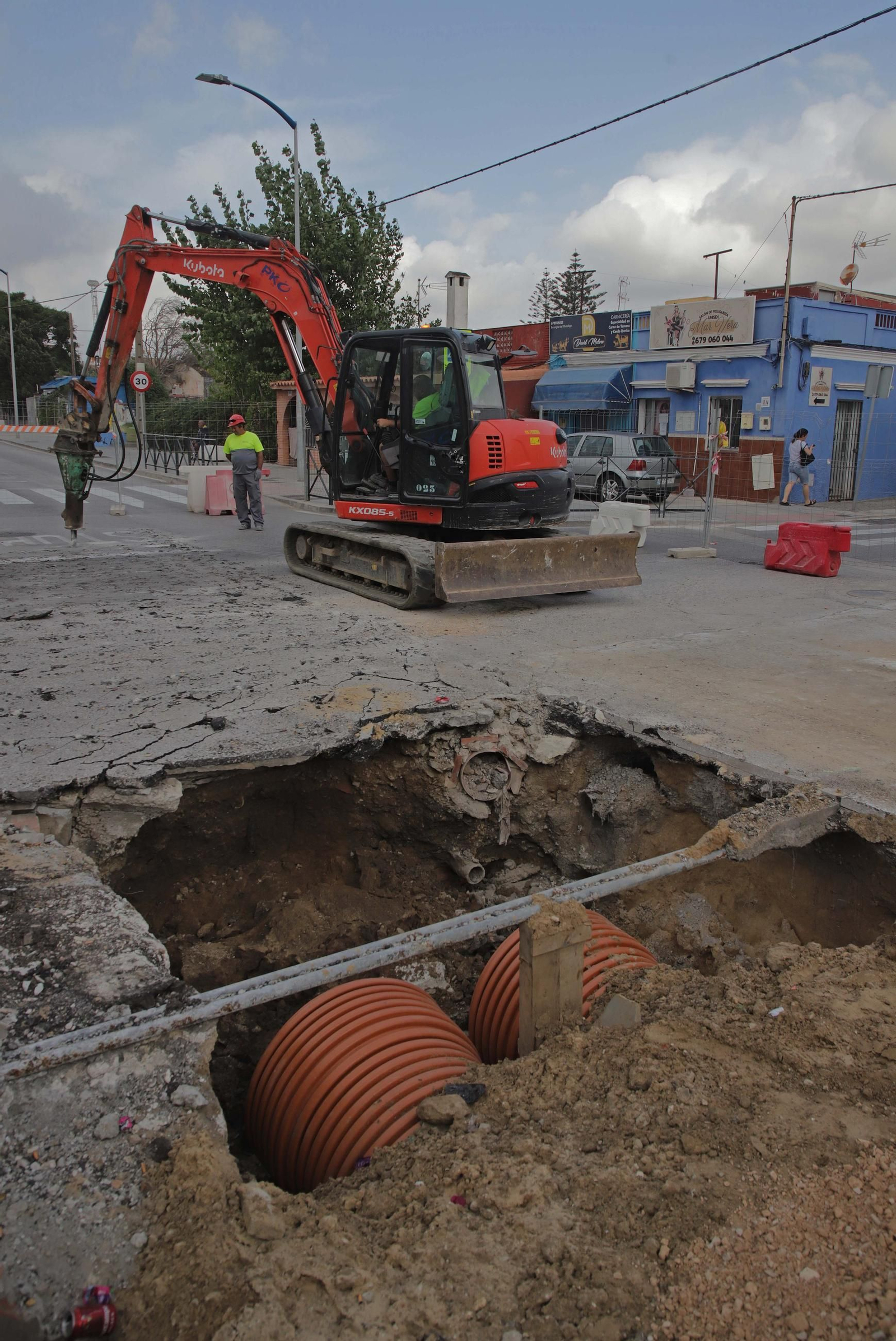 Fotos de las obras de renovación de infraestructuras hidráulicas en la avenida Diputación de Algeciras