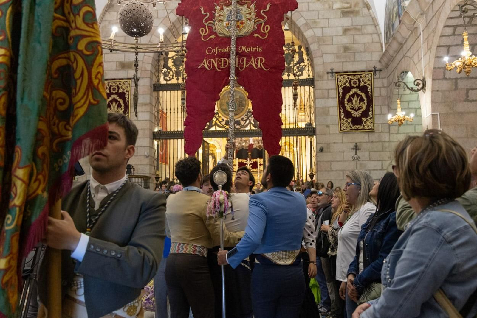 Miles de romeros acuden al encuentro de la Virgen de la Cabeza en su romería