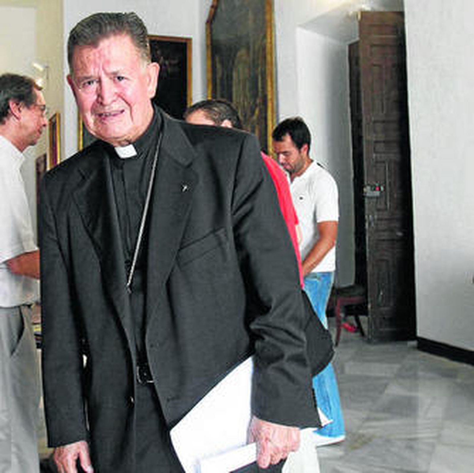 Imágenes del martes. Ceballos se dirige a su despacho tras anunciar el nombramiento del nuevo obispo y Zornoza, en Getafe, recibe un regalo de sus compañeros tras conocerse la noticia.