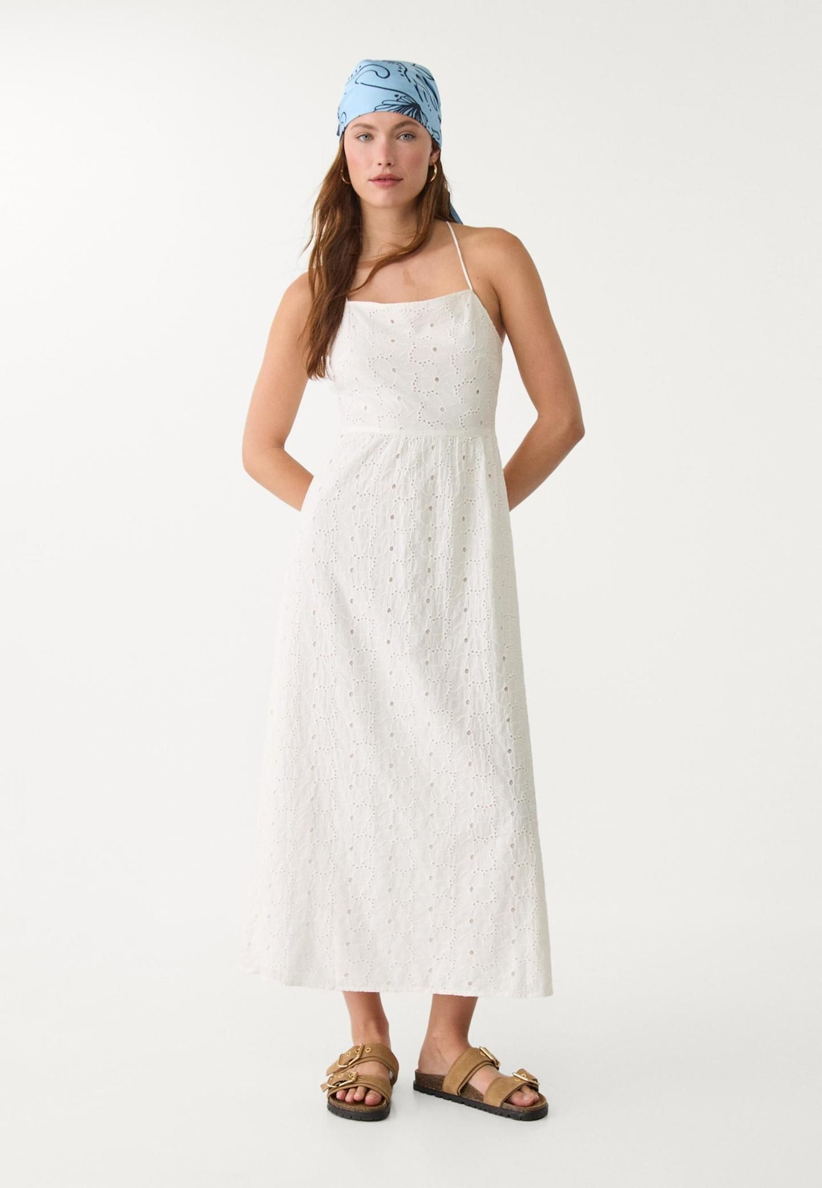 Vestido calado de Stradivarius. Vestido calado de Stradivarius.