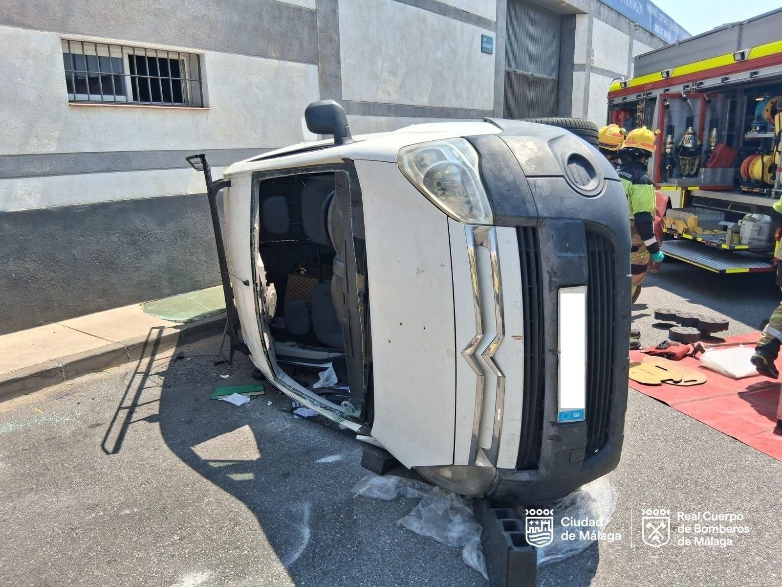 El vehículo en Málaga volcado.