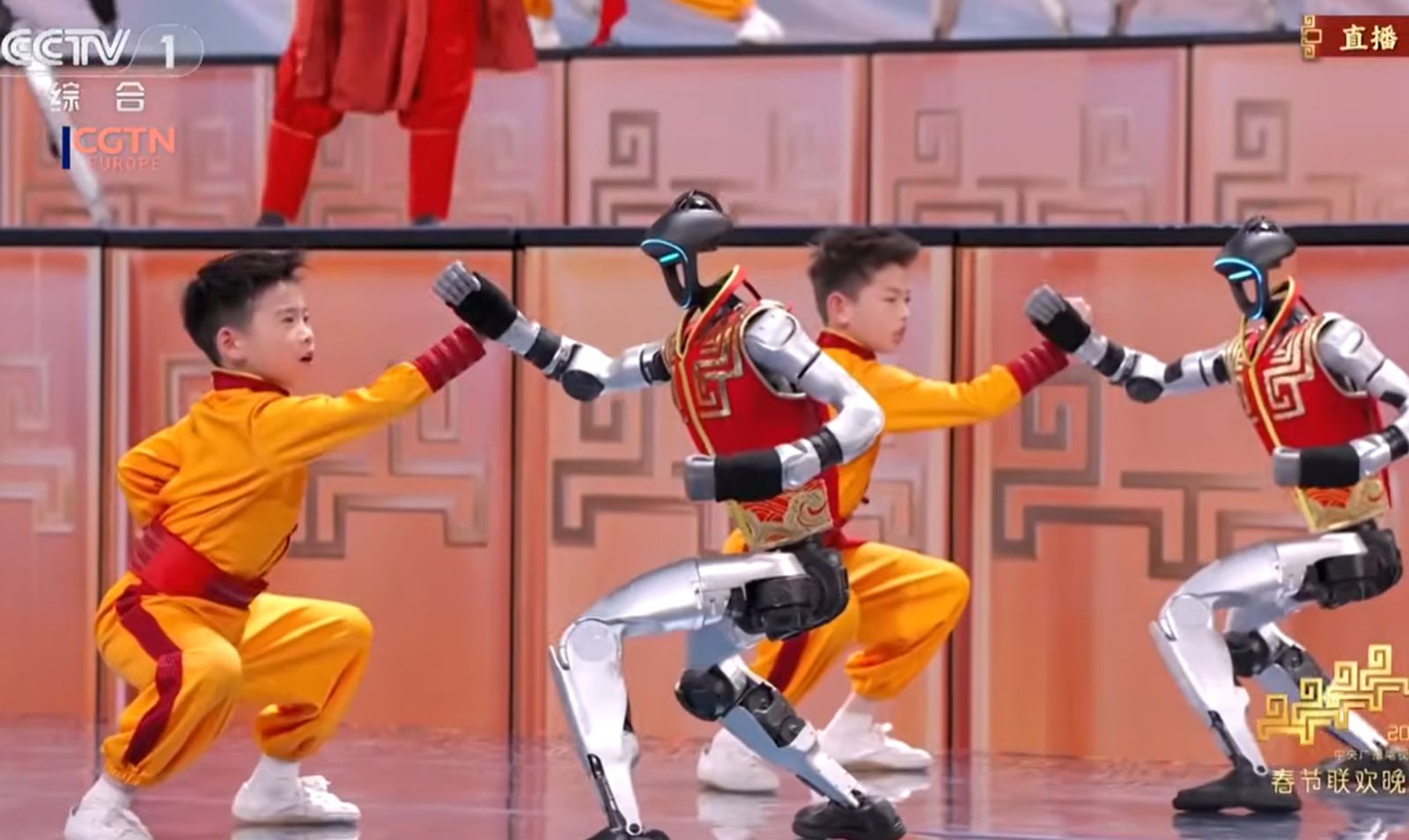 Los niños hacen kung fu con los robots