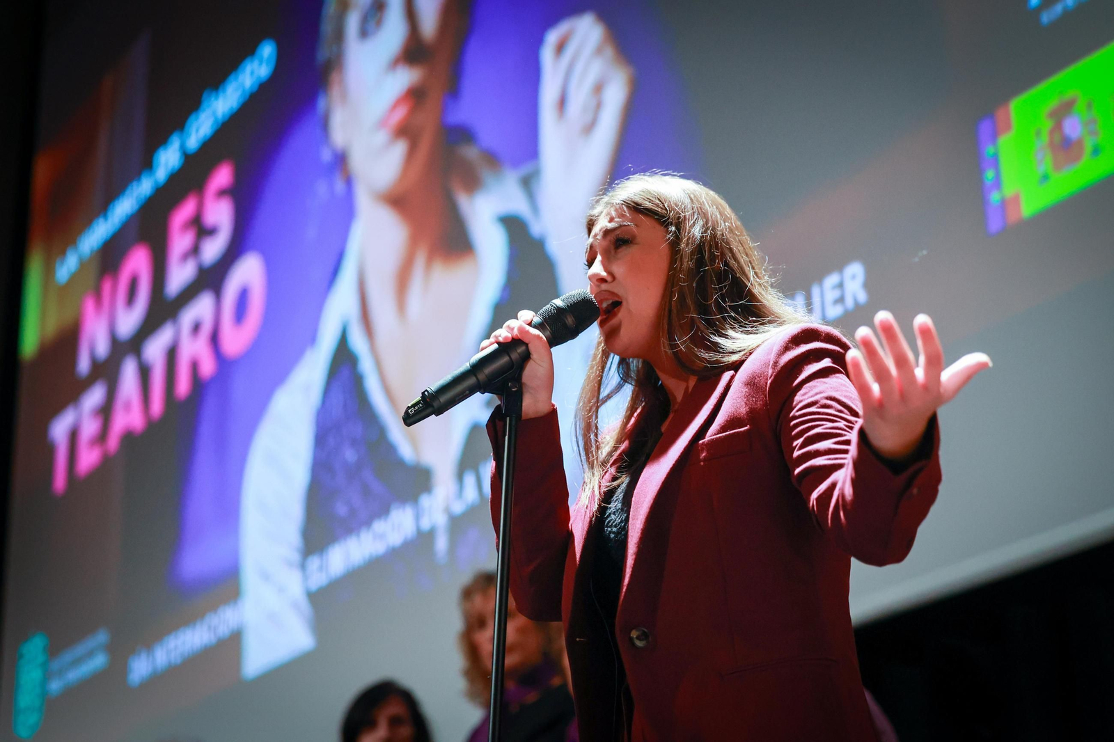 La joven artista isleña Lucía Baizán ha puesto mñusica al acto en torno al 25N.