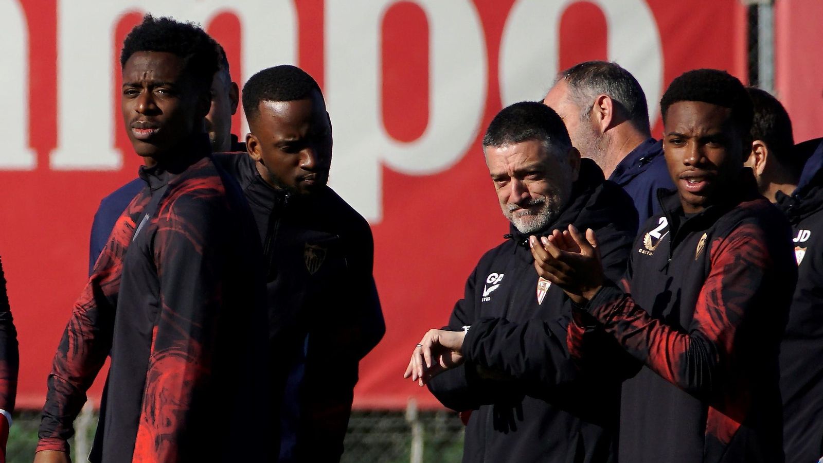 García Pimienta sonríe entre Lukébakio, Lokonga e Idumbo.