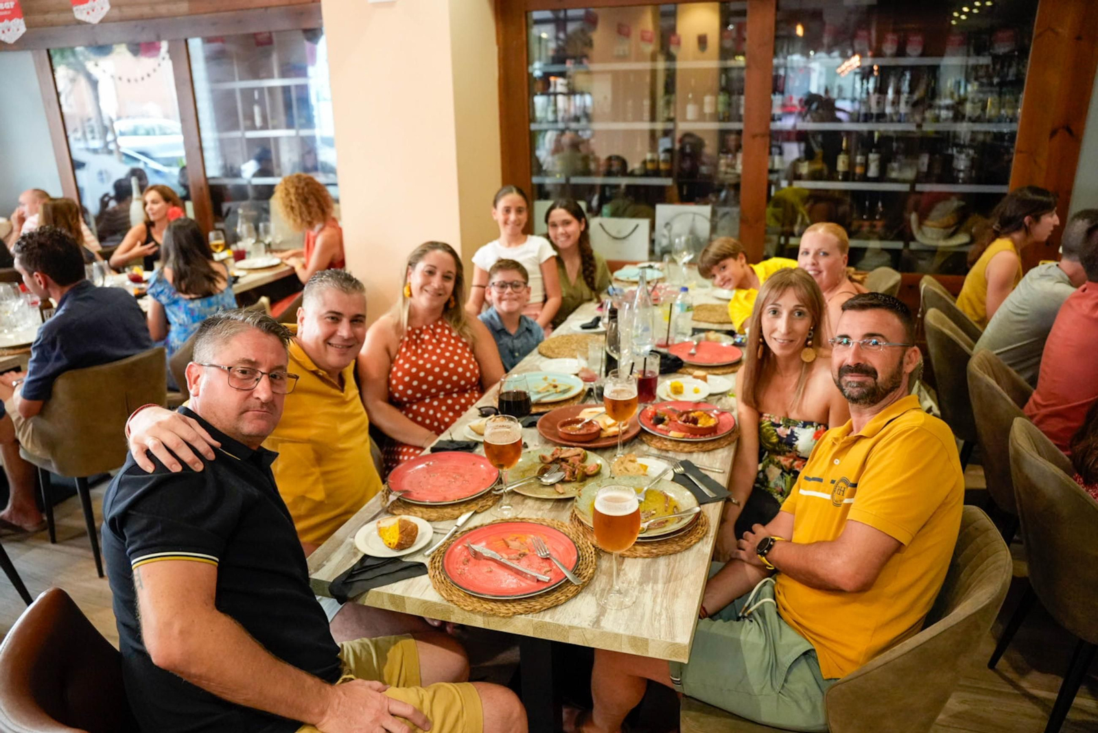 Los almerienses disfrutan del miércoles en la feria de día