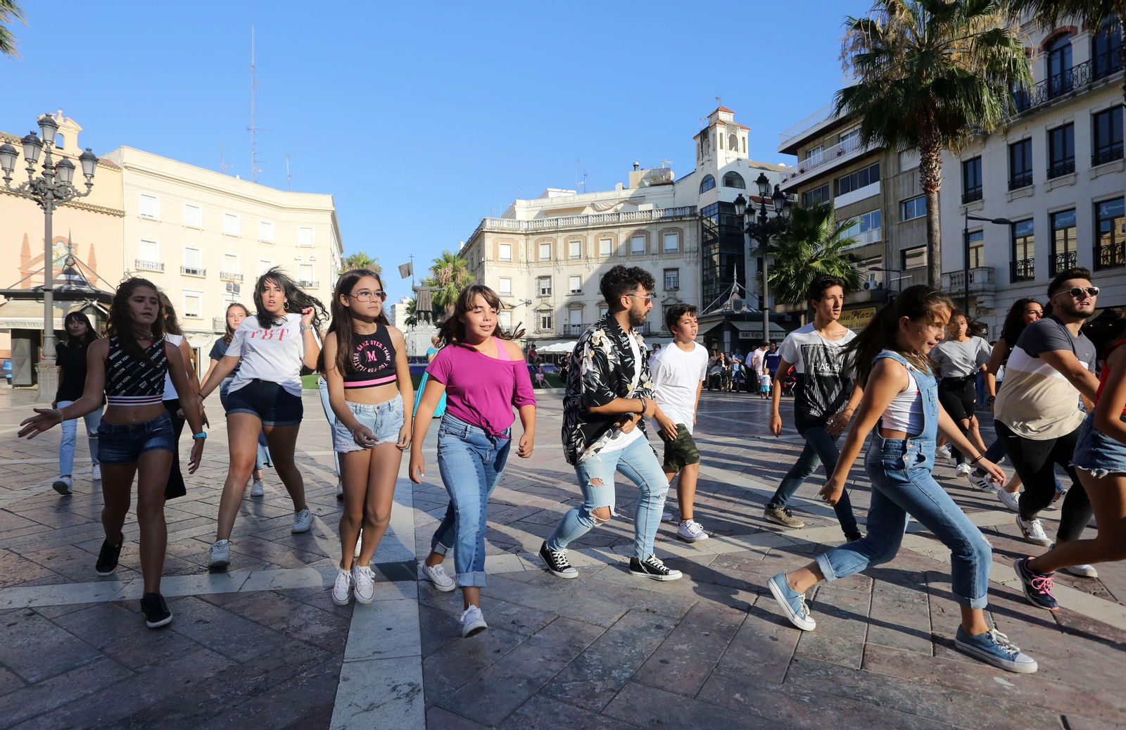 Miembros de la Asociación juvenil Carabela y Francisco Navarro Lara, promotor del concierto 'Hollywood Sinfónico', realizan un 'flashmob' urbano.