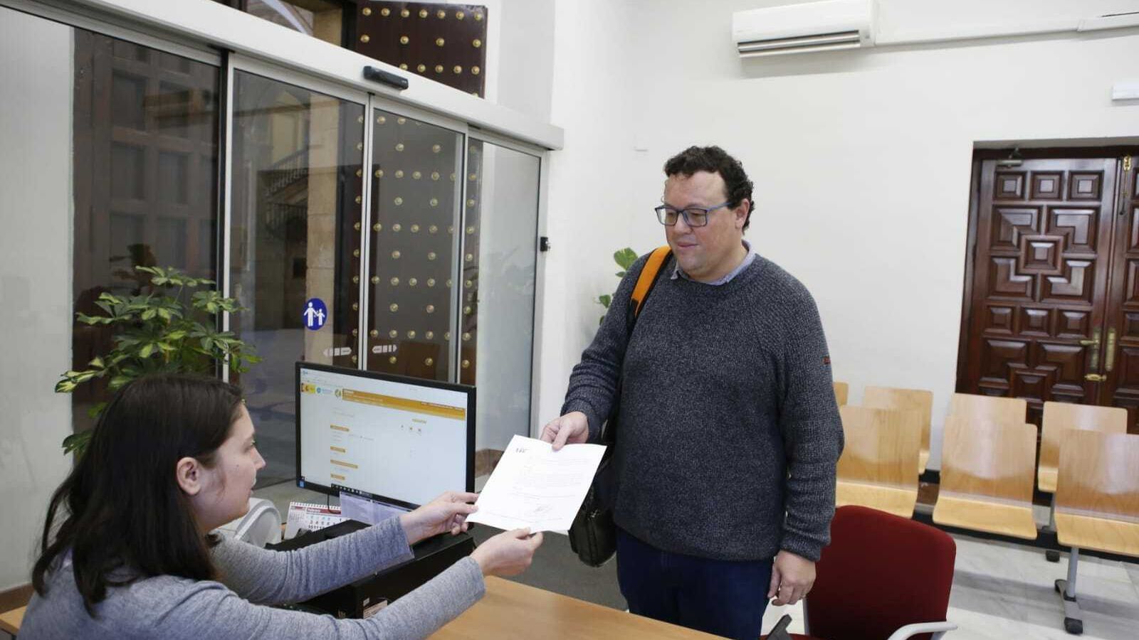 Víctor Manuel Molina entrega su candidatura en el Registro General de la US