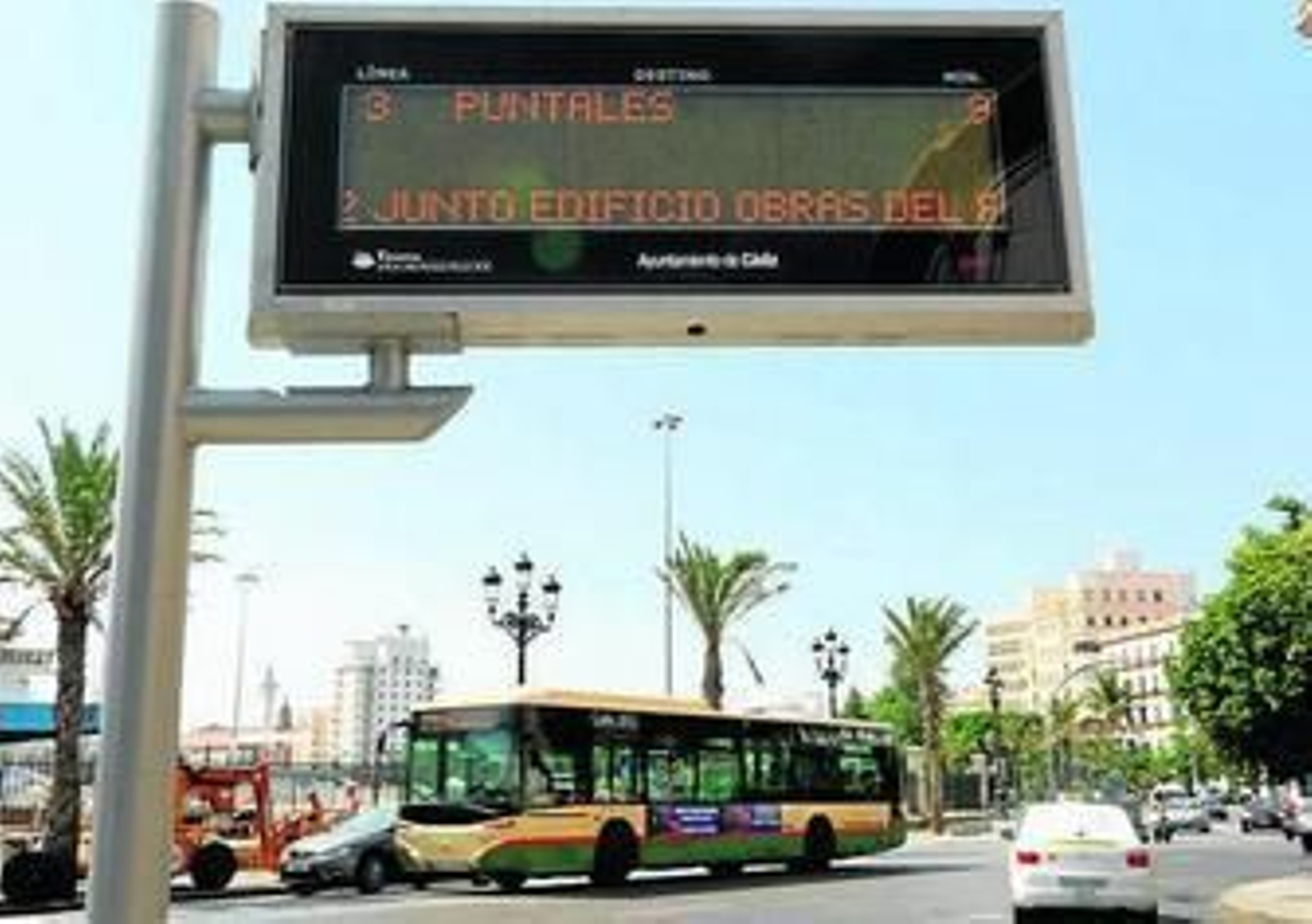 Un autobús urbano realizando su recorrido habitual.