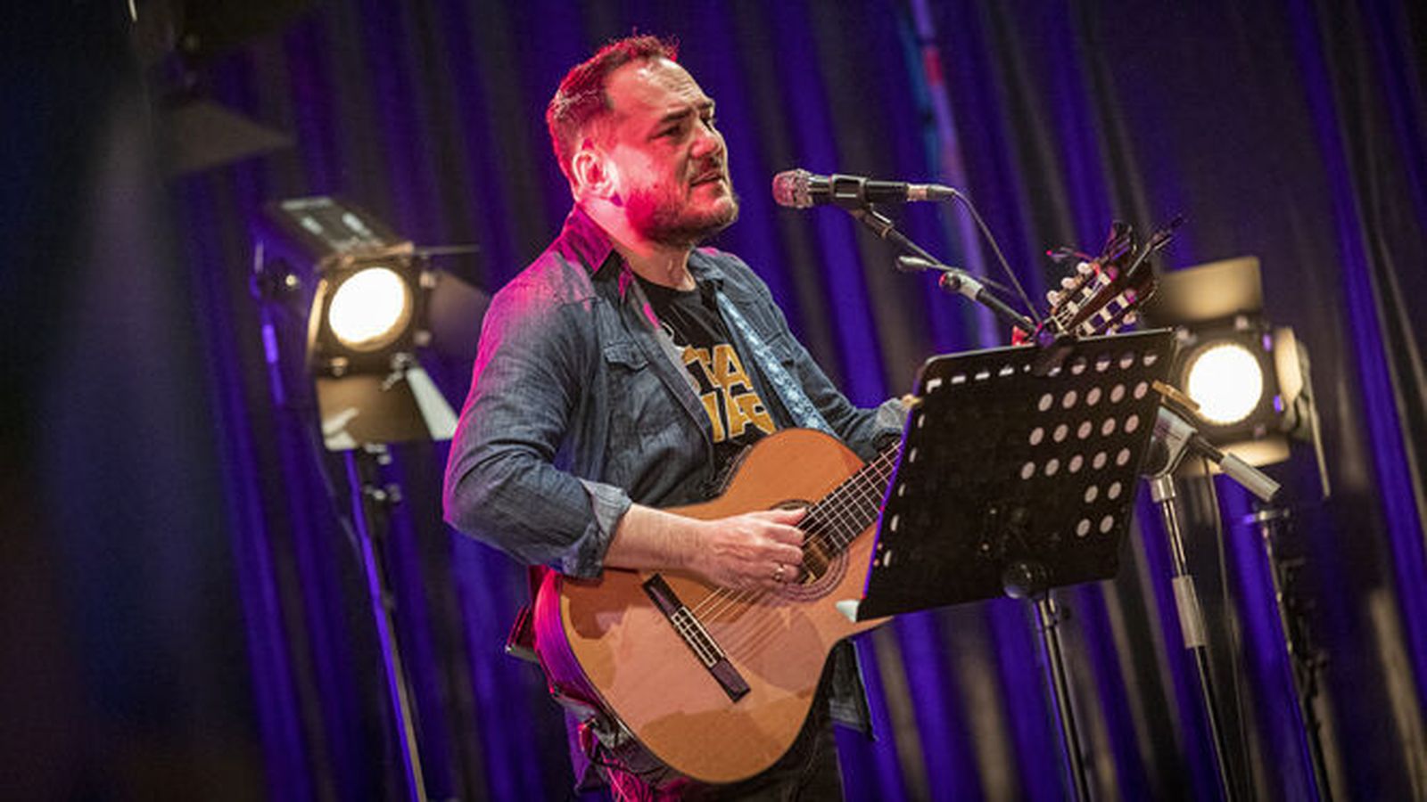 Ismael Serrano, durante un concierto en San Fernando.
