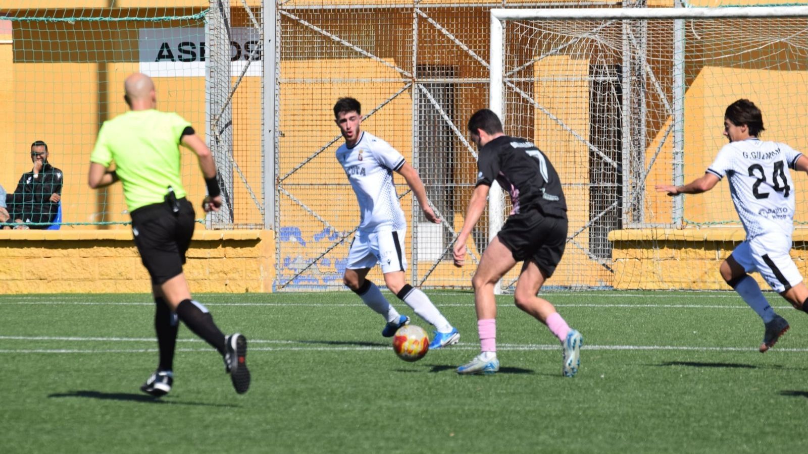 Curro defiende durante un partido del Ceuta B.