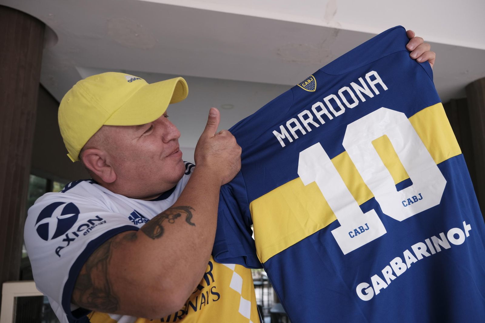 Ángel muestra su  camiseta de  Maradona, el 10 histórico xeneize.