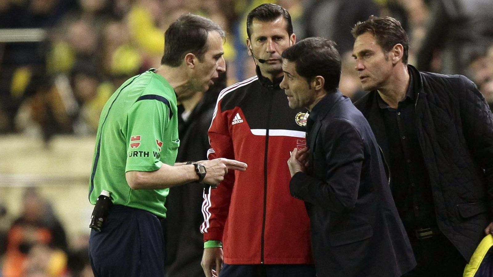 Fernández Borbalán habla con Marcelino, técnico del Villarreal.