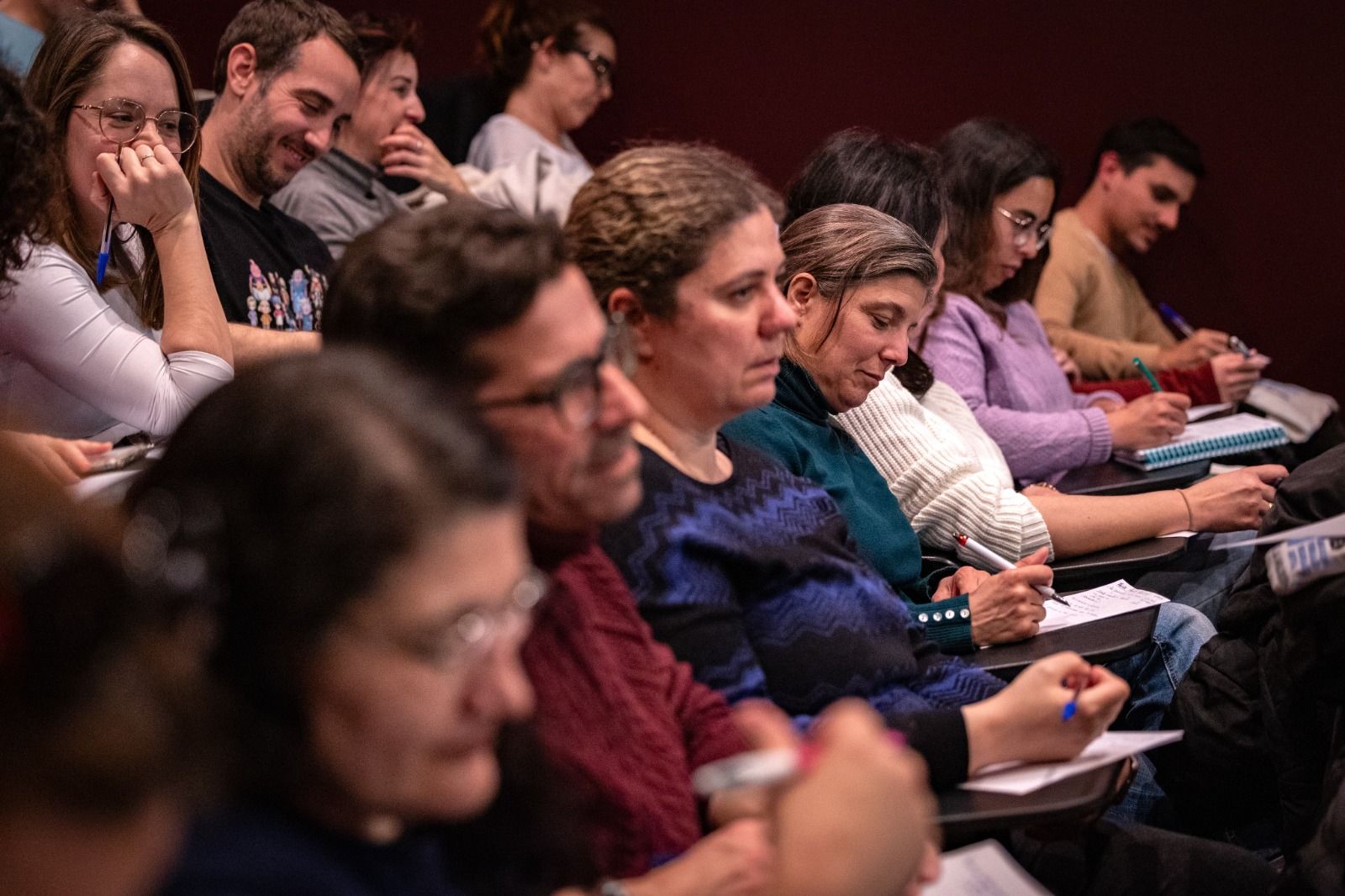 Asistentes a las charlas del 8M en San Fernando tomando notas durante una de las sesiones