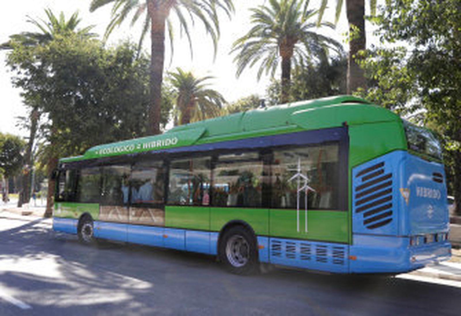 El primer autobús eléctrico-híbrido de la EMT comienza a circular por la capital