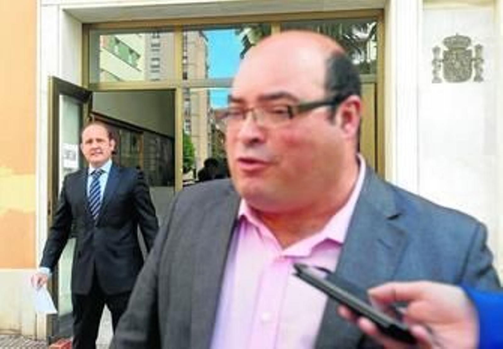 El abogado de los demandados, Juan Domingo Valderrama, atiende a los medios mientras que Juan José Ortiz sale de los Juzgados de San José.