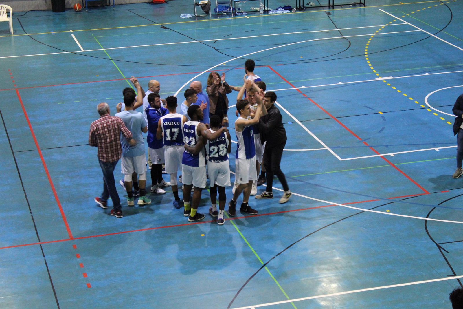 Los jugadores del Baloncesto XCD, celebrando la victoria en el Ruiz-Mateos.