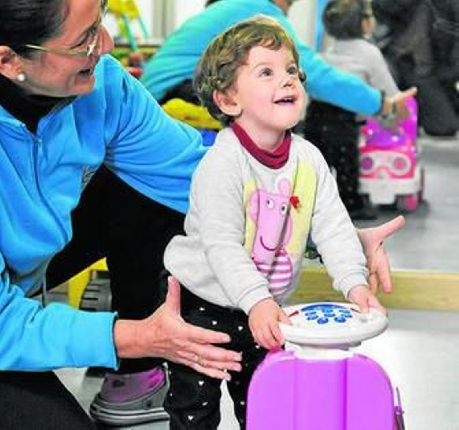 Una de las terapeutas trabaja con la pequeña Irene, de 18 meses.