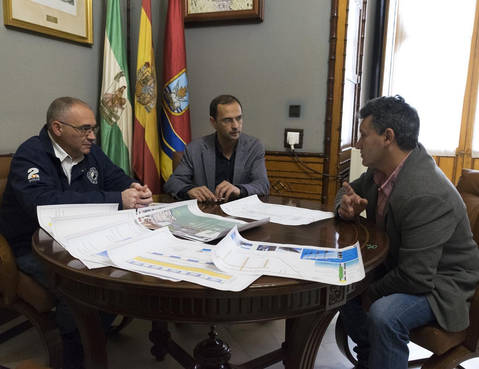El alcalde, reunido ayer con representantes del CDAN 'Guadalquivir'.