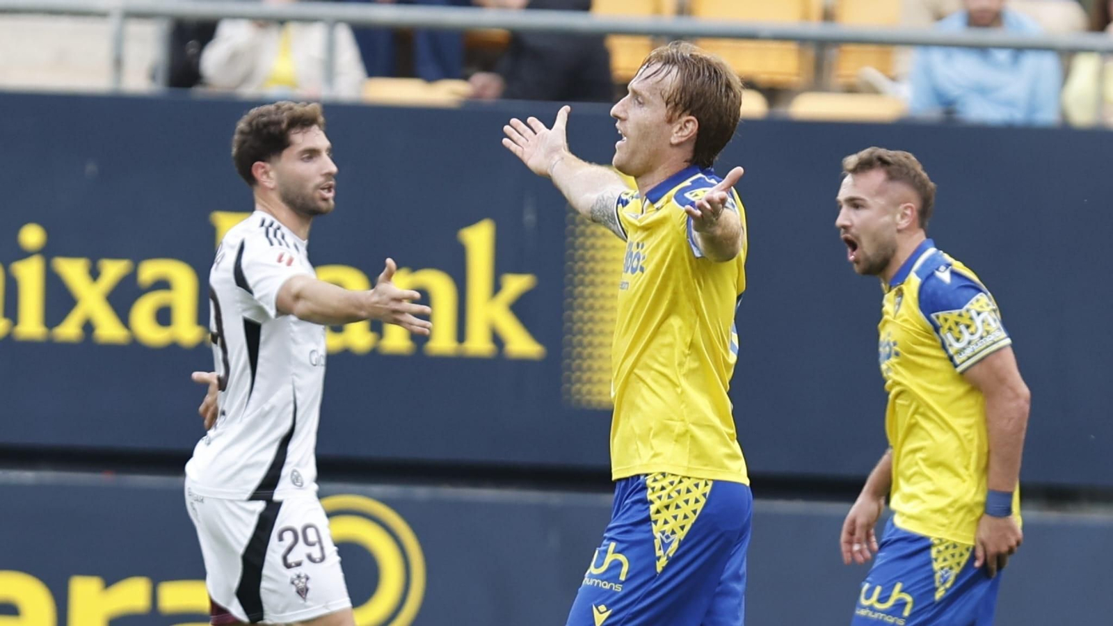 Álex Fernández parece protestar durante el partido Cádiz-Albacete.