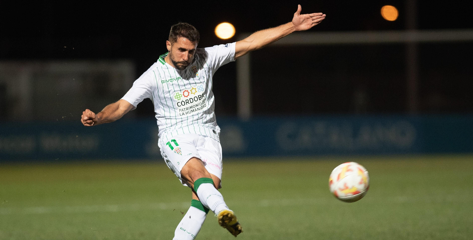 Canario golpea el balón durante un partido del curso pasado.