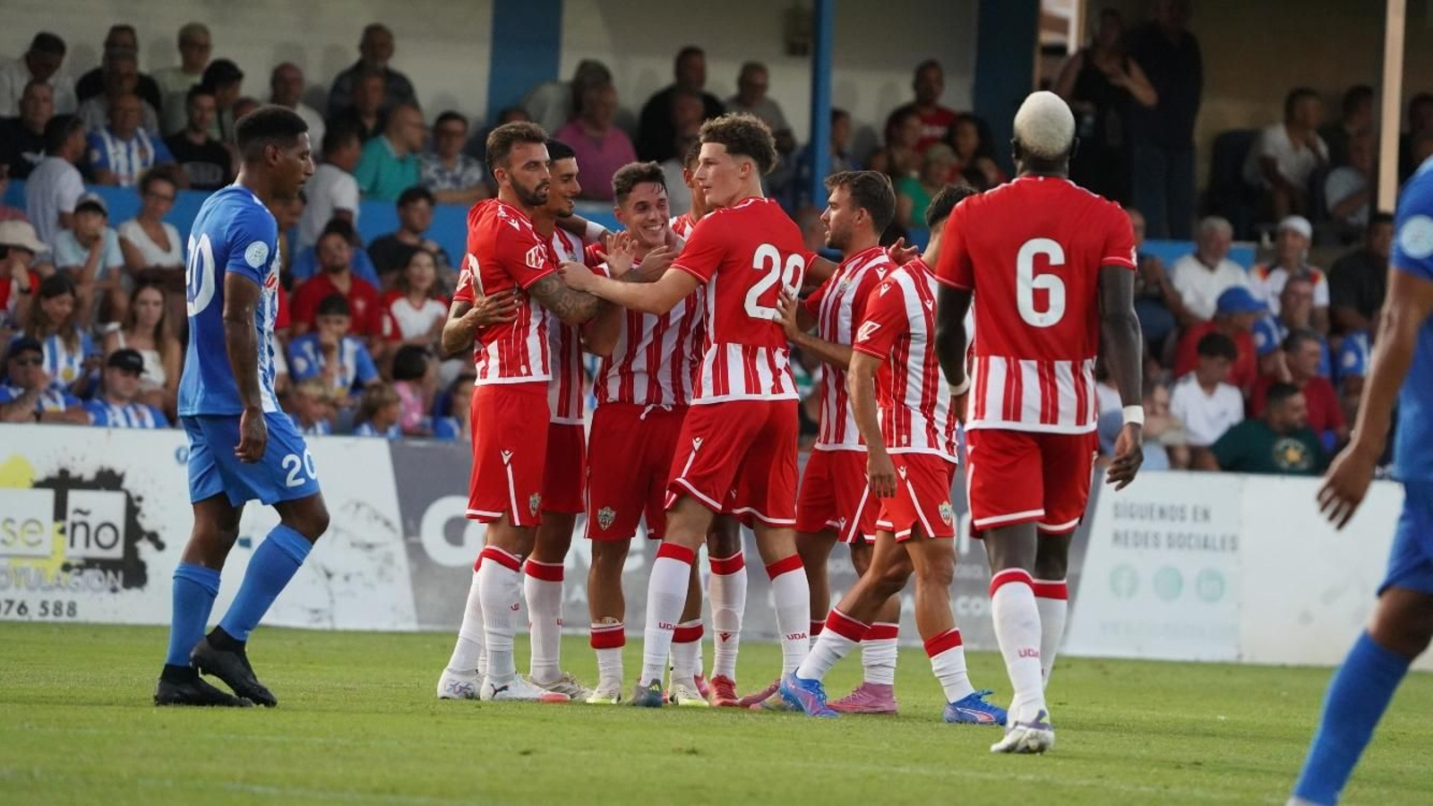 Los rojiblancos celebran el primer tanto de Sergio Arribas.