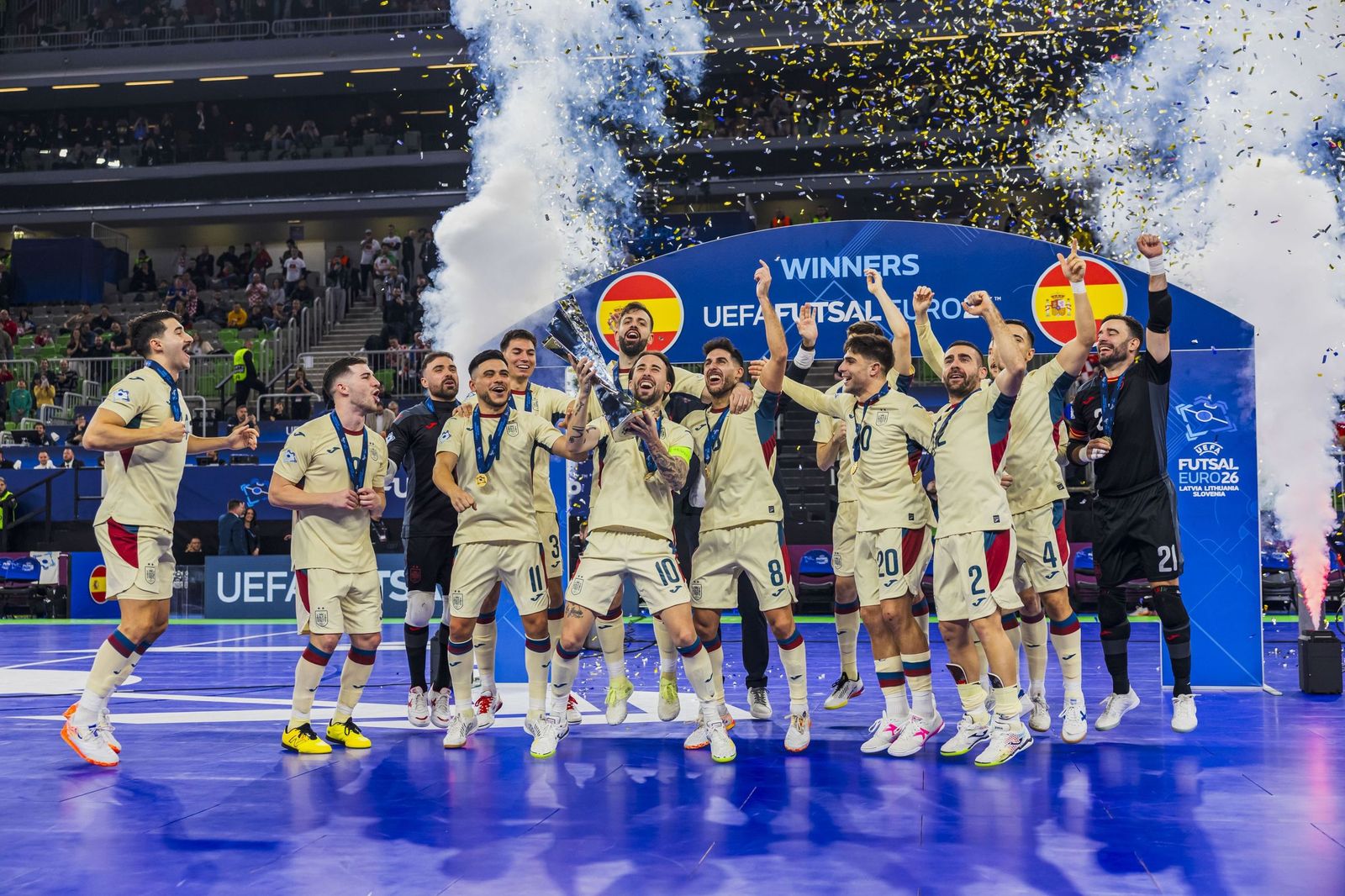 Los jugadores de la selección española levantan el título cosechado en tierras eslovenas este pasado sábado.
