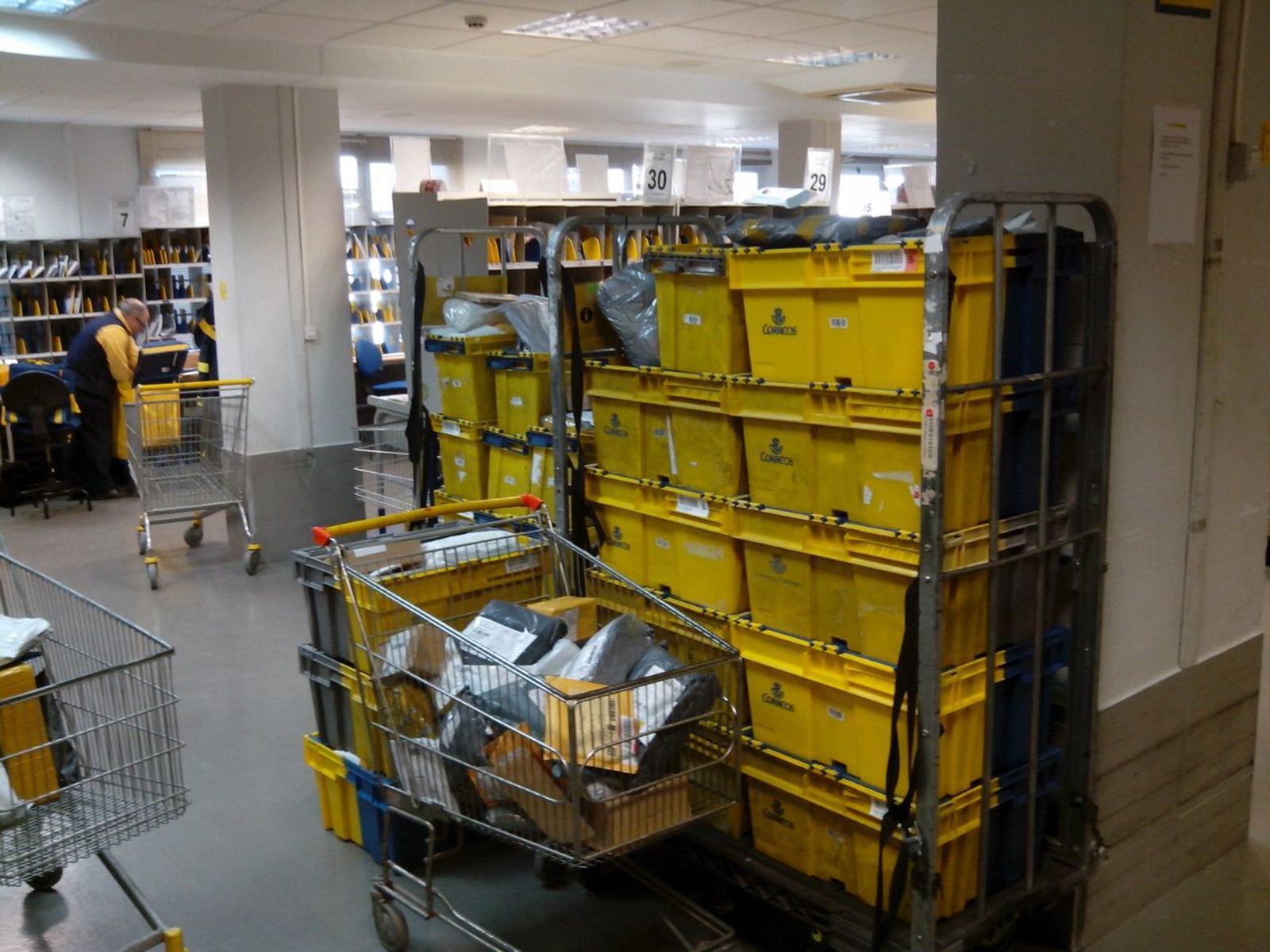 Interior de la oficina de correos de San Fernando.