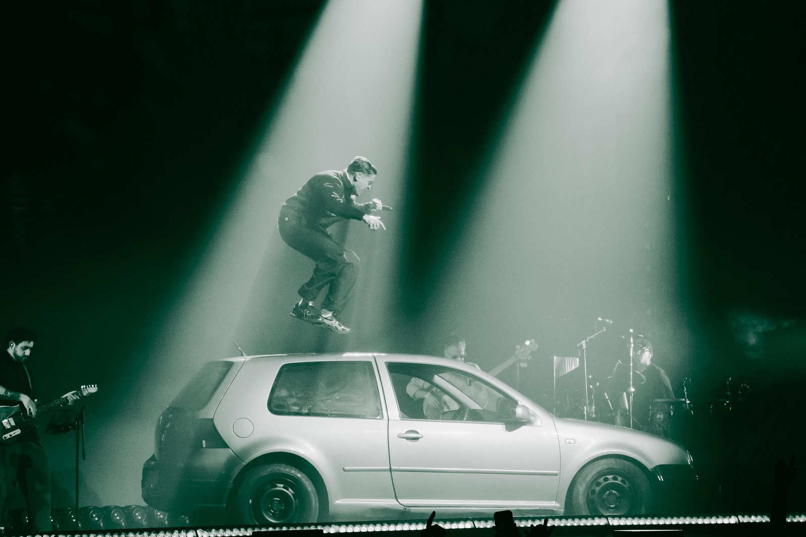 Delaossa salta sobre el techo de un coche mientras canta 'Limón y sal' en el Cartuja Center de Sevilla.