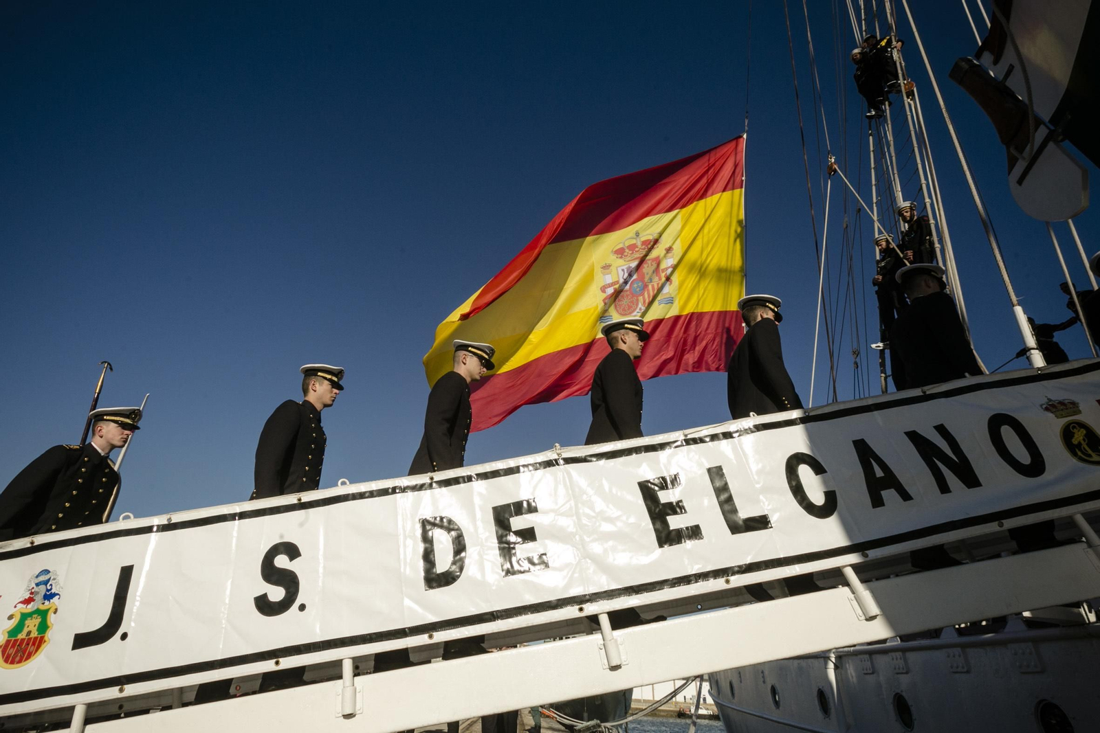 Elcano inicia su XCI crucero de instrucción en Cádiz