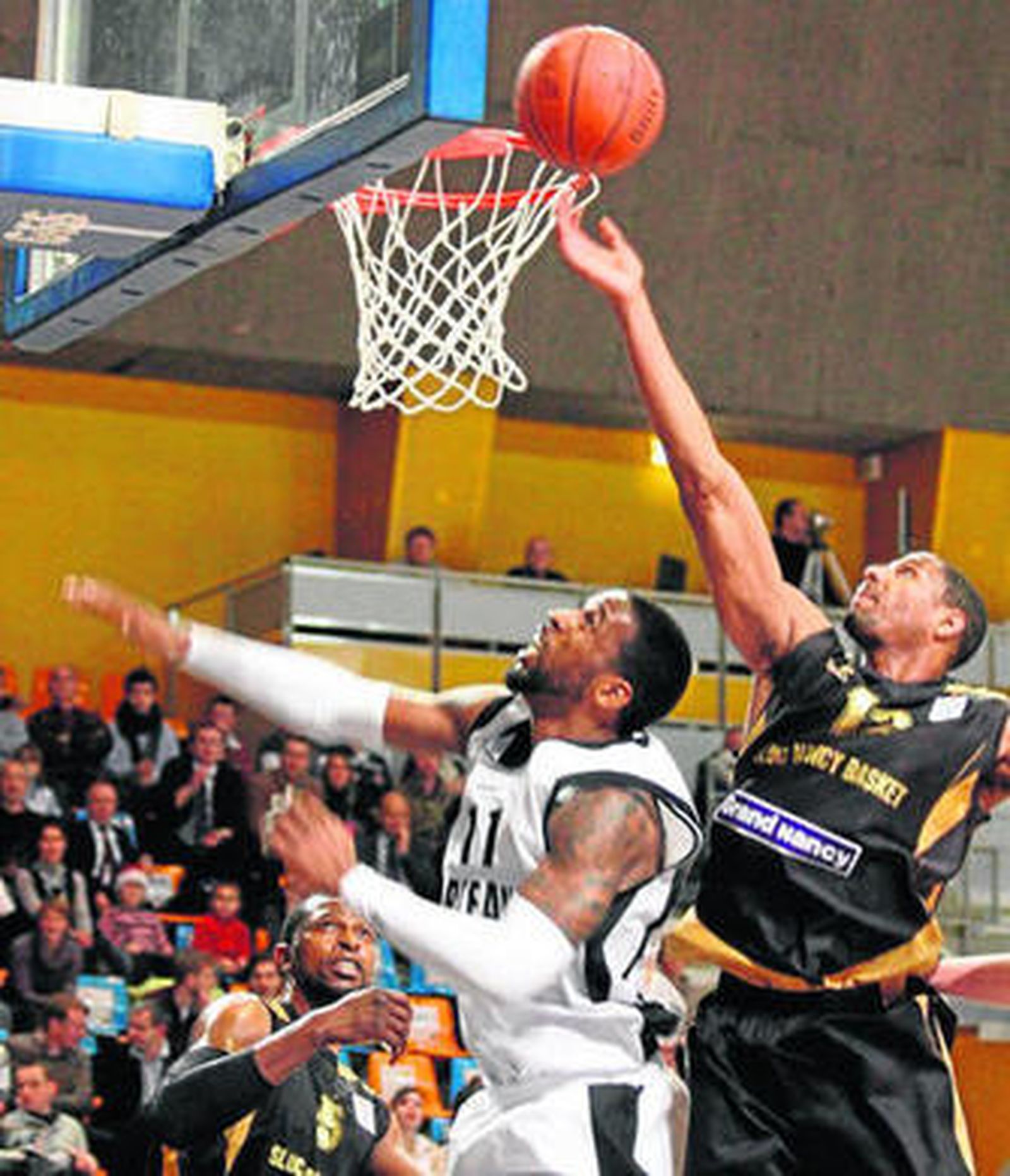 Tremmell Darden realiza una bandeja en un partido con el Nancy.