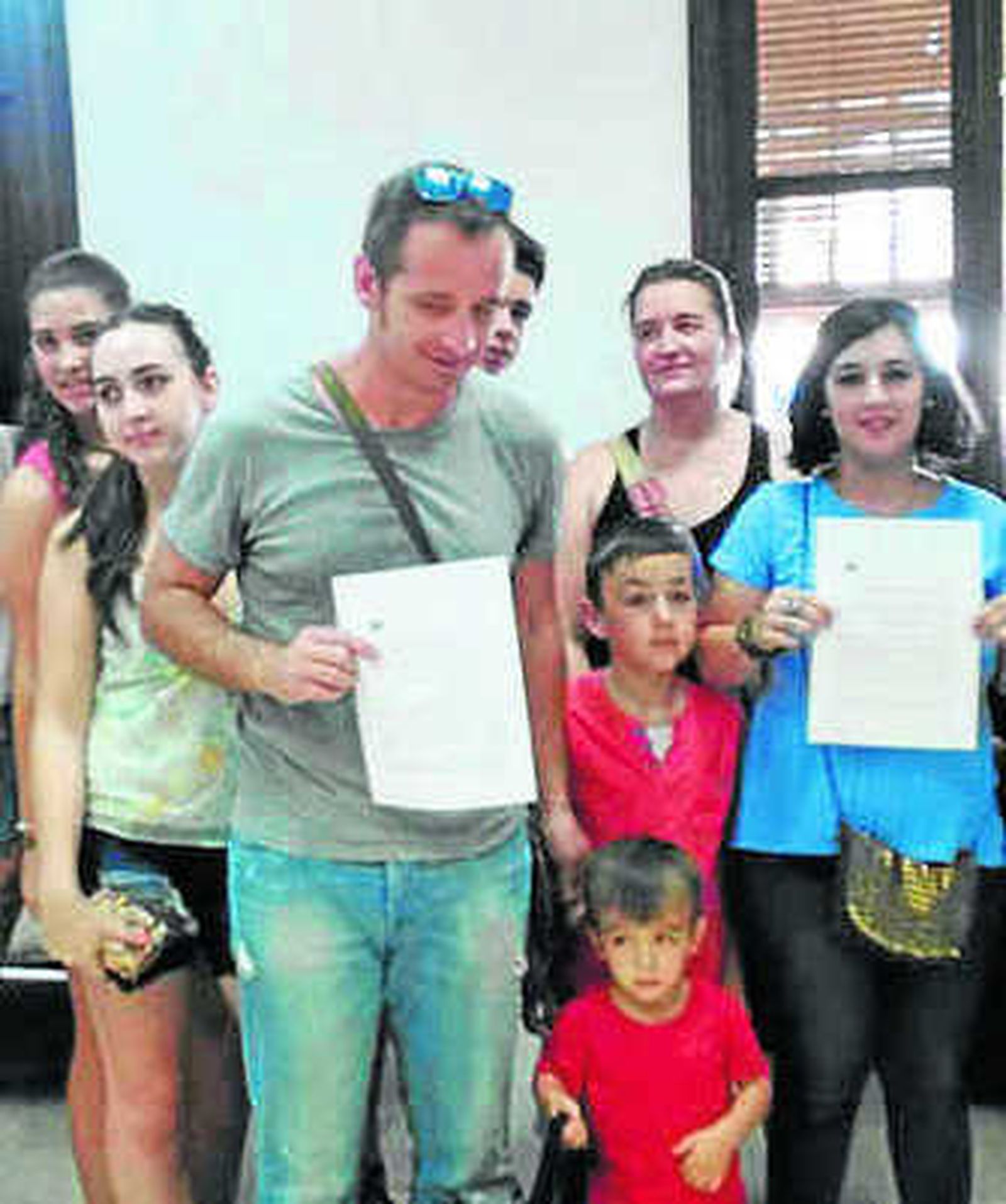 El concejal, arropado por su familia.