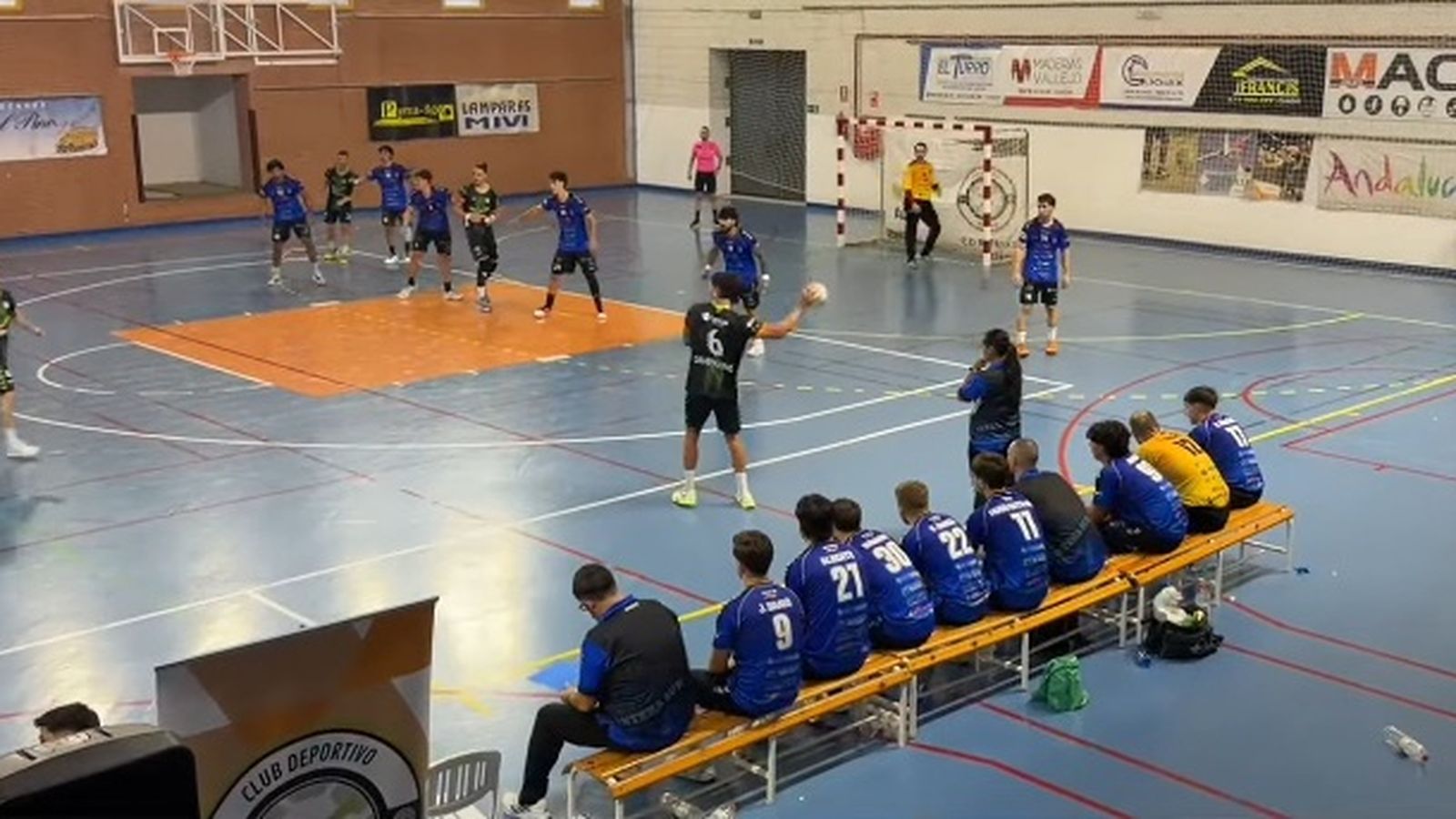 Una acción del encuentro que enfrentó a los vicarios y los canterano-sureños en el derbi del pasado sábado.