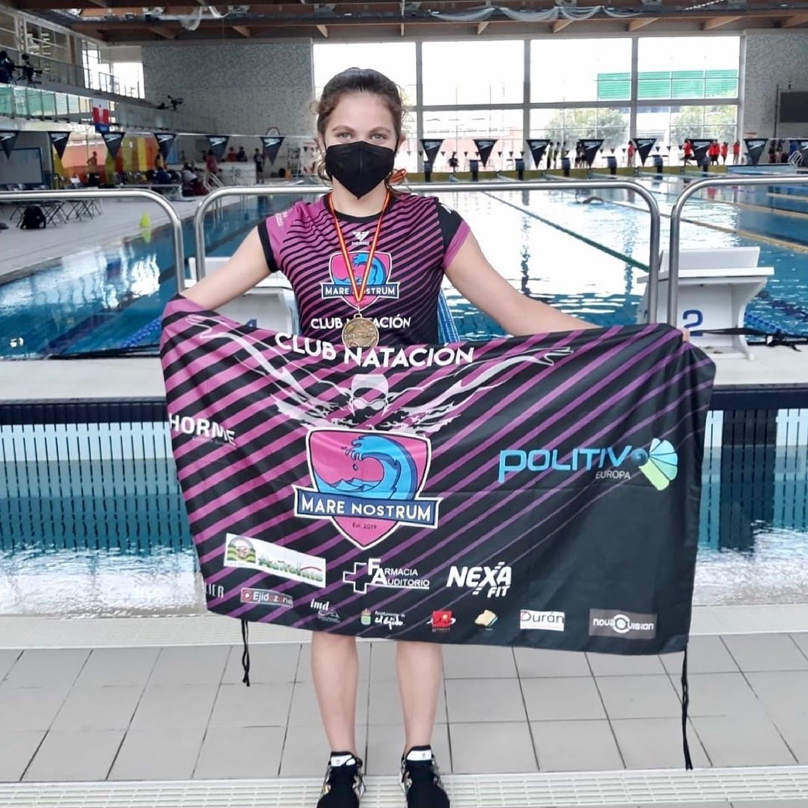 Anastasiya Dmytriv, con la bandera del Club Mare Nostrum