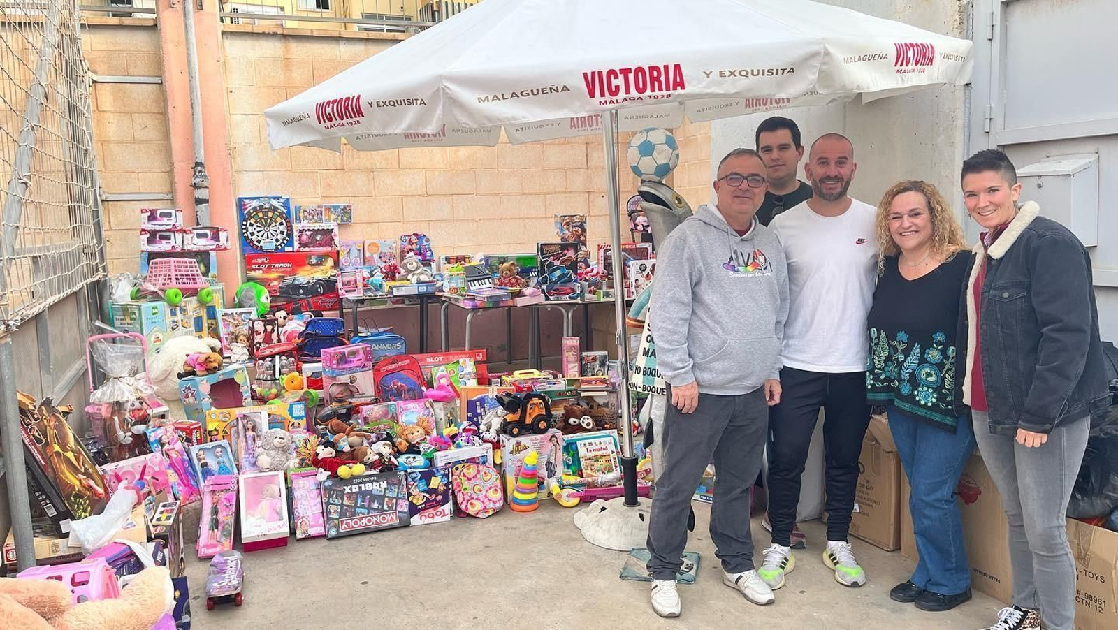 Algunos integrantes del club durante la recogida de juguetes.