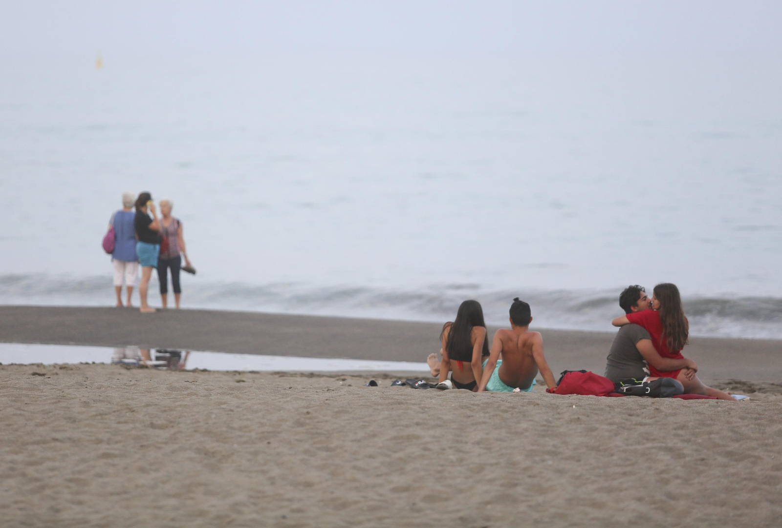 Solitaria noche de San Juan en las playas de Málaga, en fotos