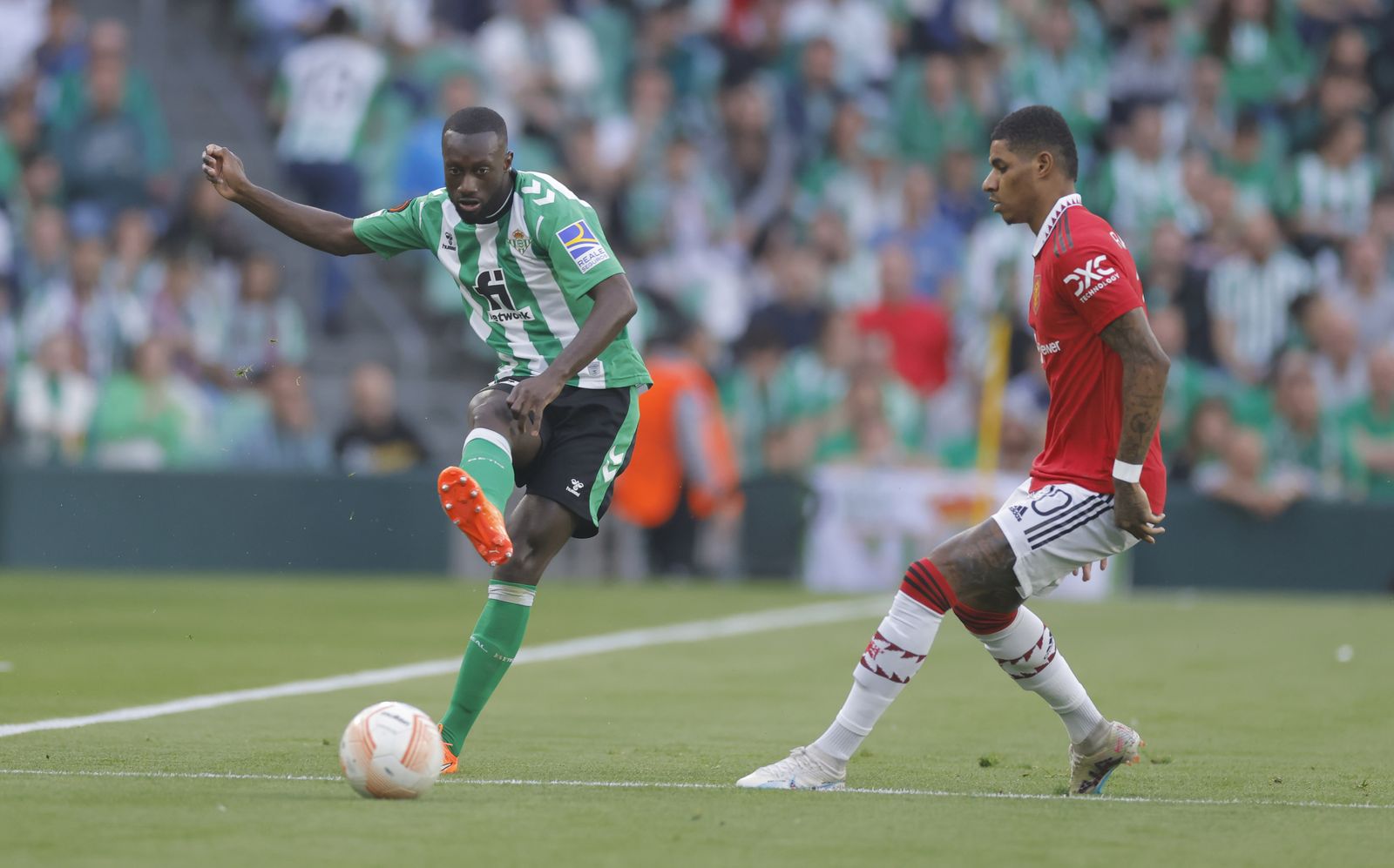 Sabaly se quita el balón de encima ante Rashford.