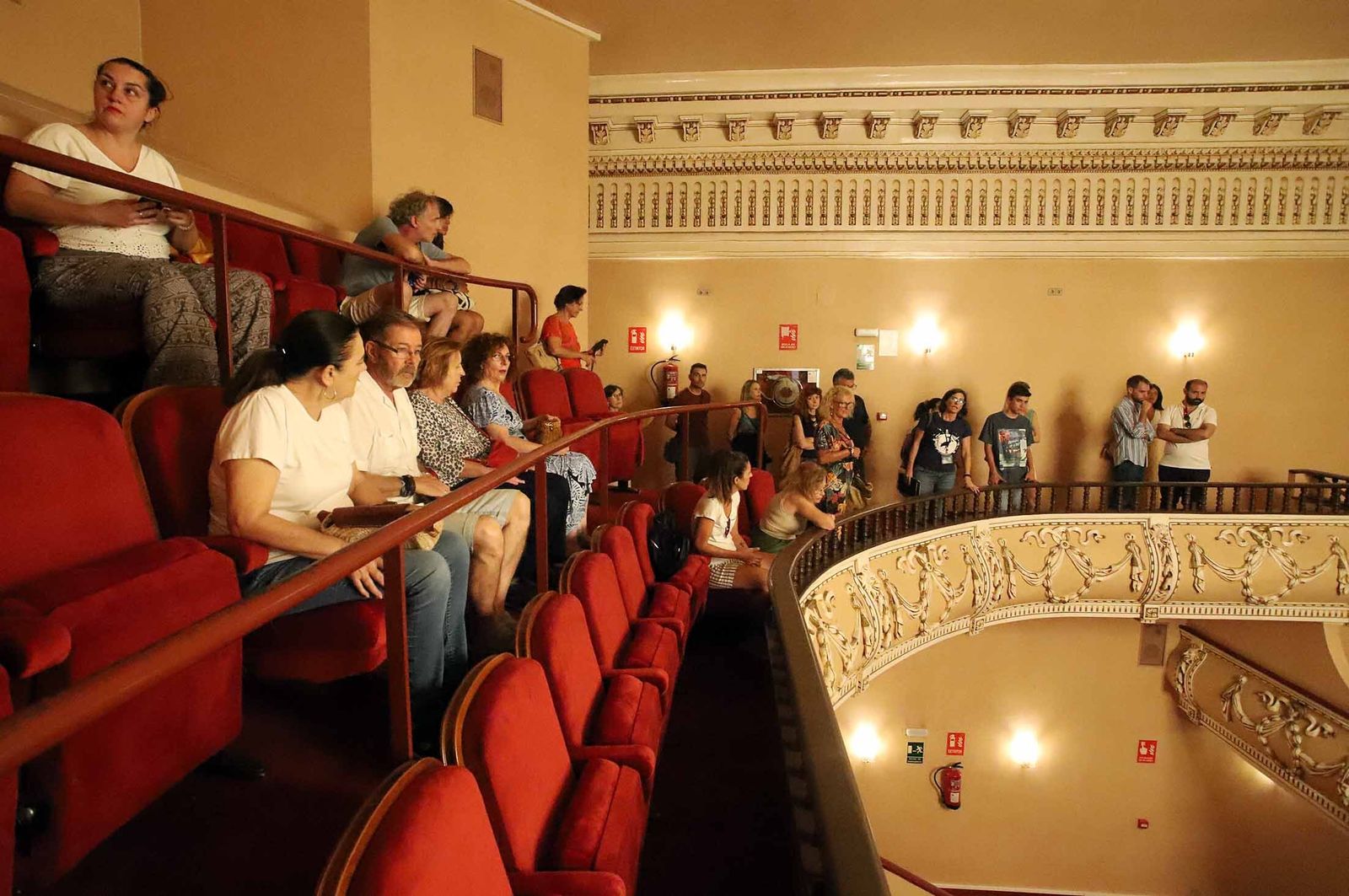 Imágenes de la visita guiada al Gran Teatro de Huelva por su 100 aniversario