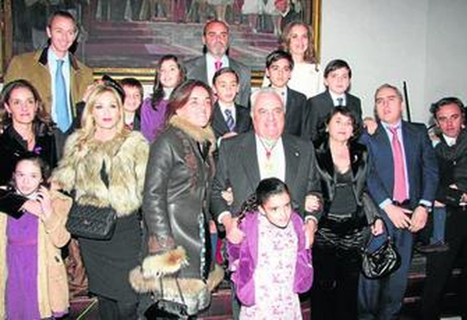 El homenajeado, Manuel Contreras Ramos, posa tras la entrega de la medalla junto con su familia.