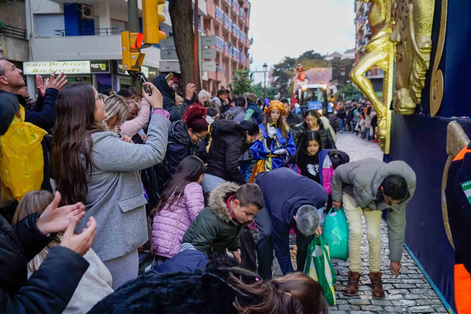 Imágenes de la Cabalgata de los Reyes Magos en Huelva