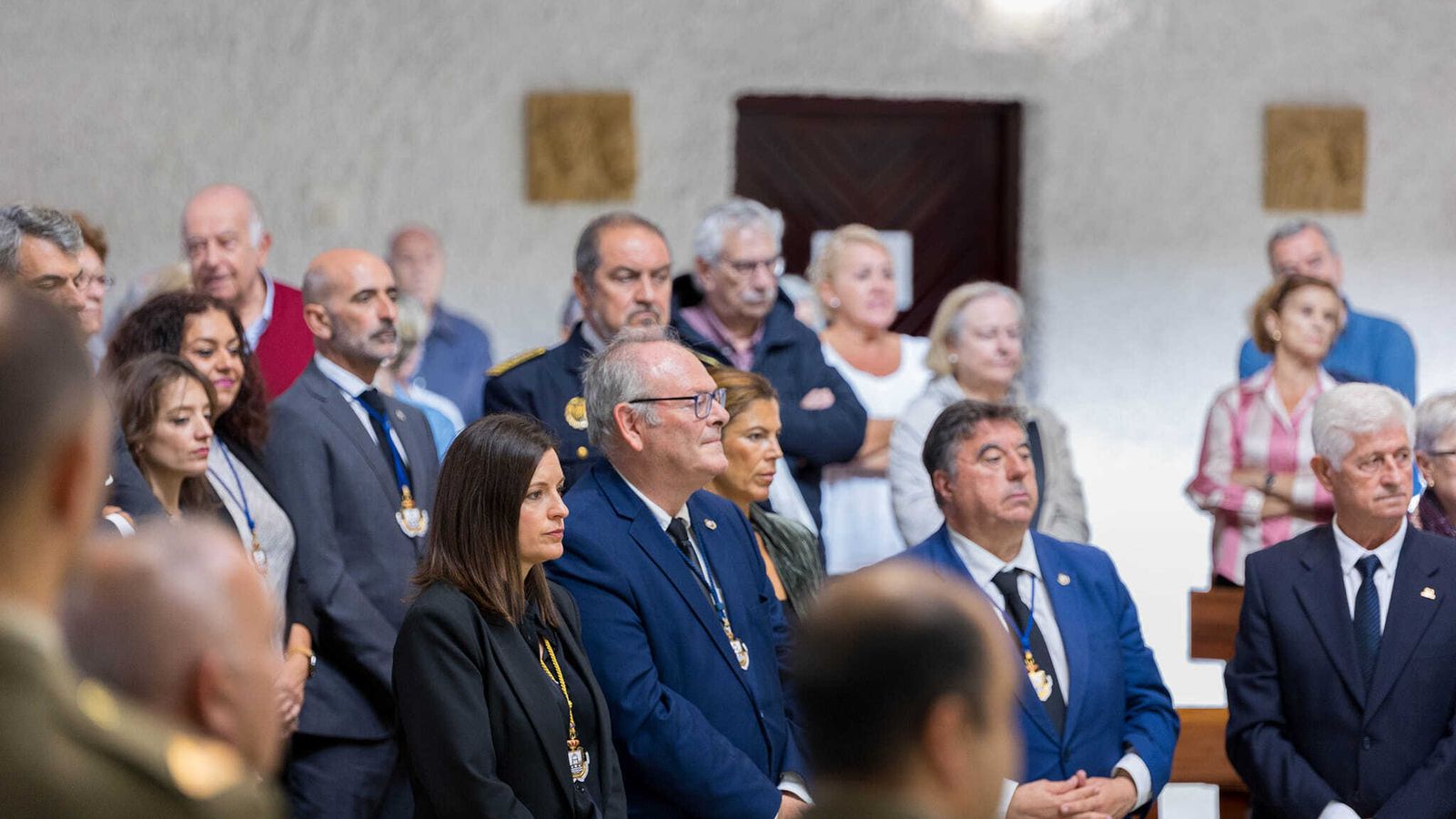 La Corporación Municipal y otras autoridades y representaciones presentes en la misa del Día de los Difuntos en San Fernnado.