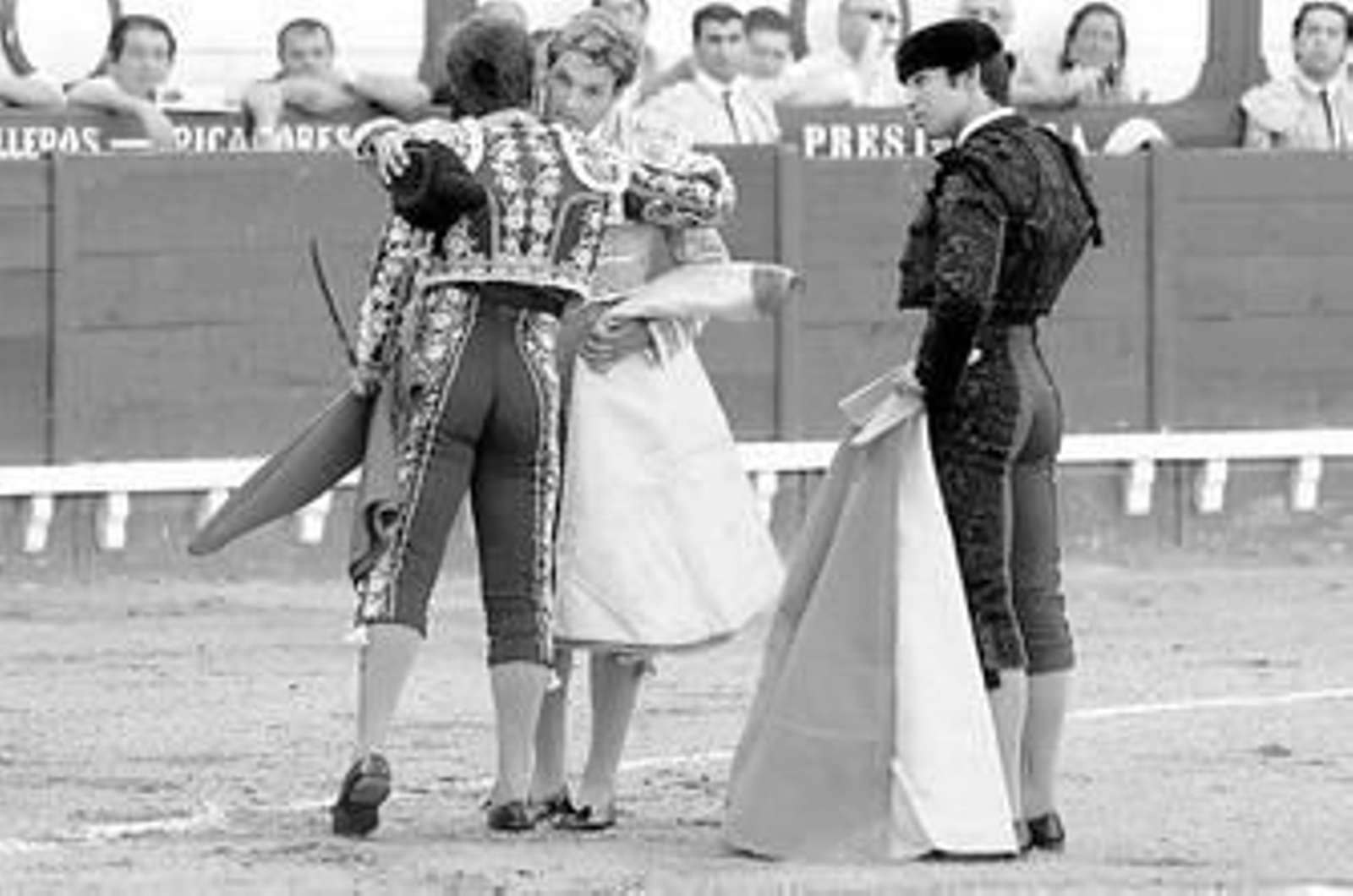 Antonio Caro Gil, en la tarde de su alternativa portuense, recibiendo el abrazo de El Juli ante Cayetano.