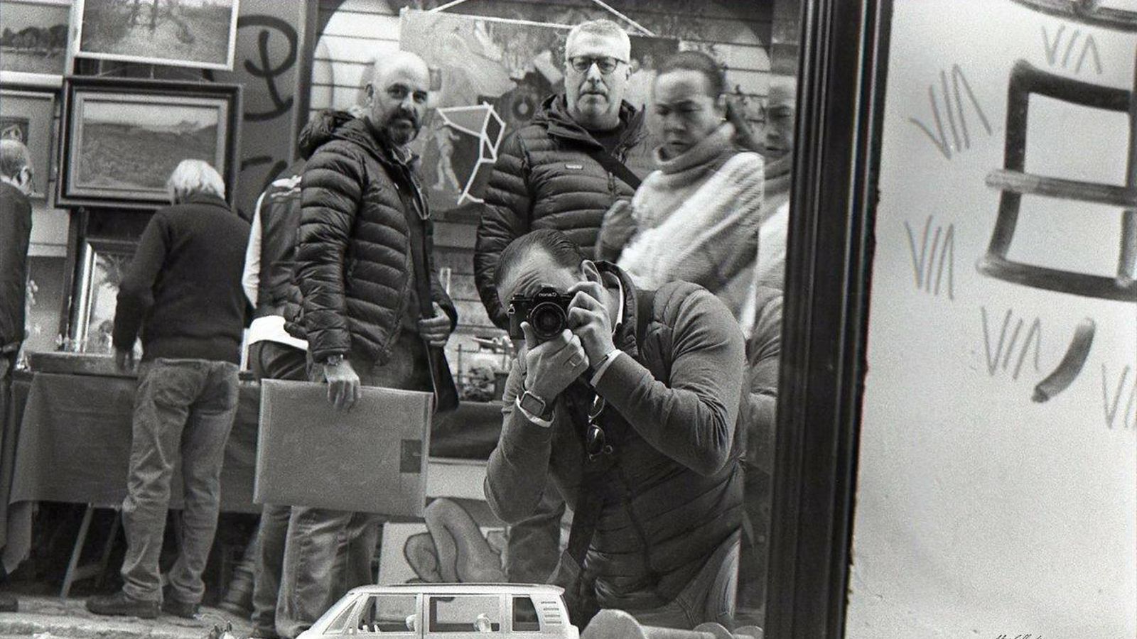 Autoretrato en el mercadillo del jueves, cámara en mano
