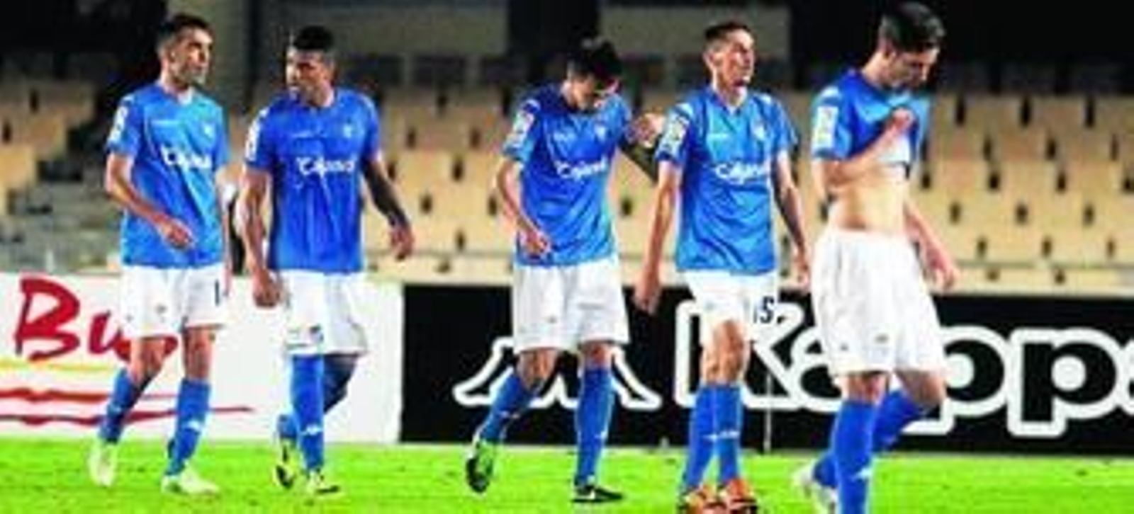 Iago Bouzón, Bodipo, David Prieto, Redondo y Álvaro Rey, ayer en el césped de Chapín.