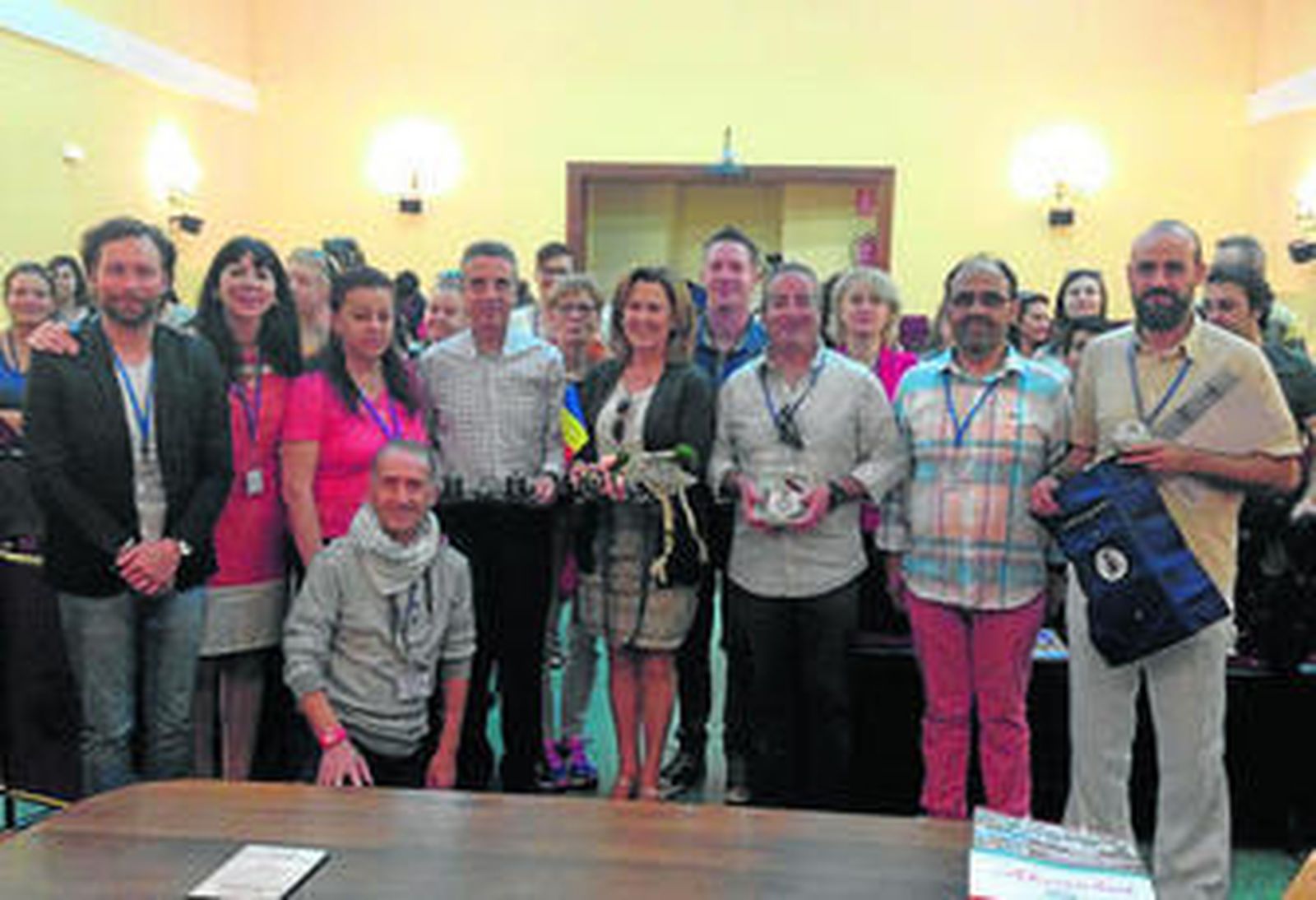 El alcalde y la edil de Educación posan con los estudiantes del programa Comenius.