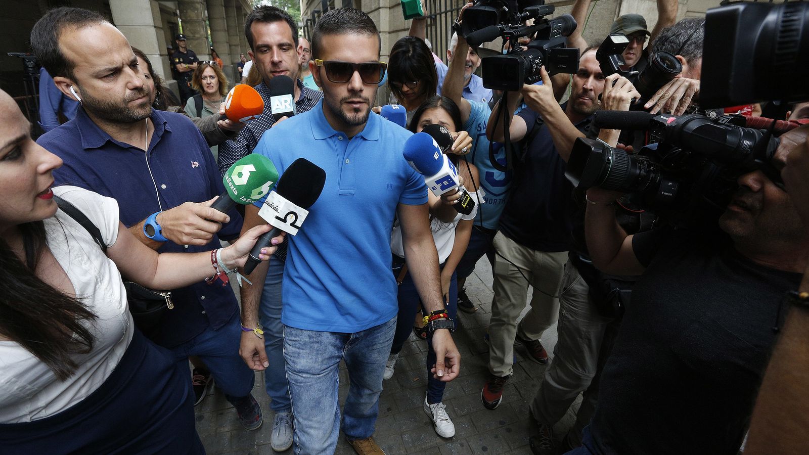 Ángel Boza, rodeado de periodistas en los juzgados.