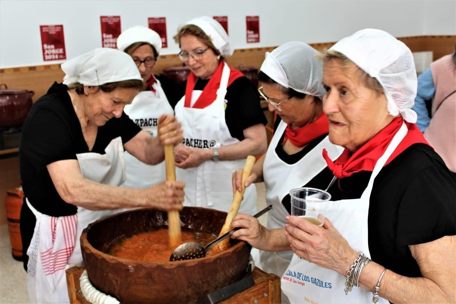 Mujeres del Centro de Adultos realizaron el tradional gazpacho.