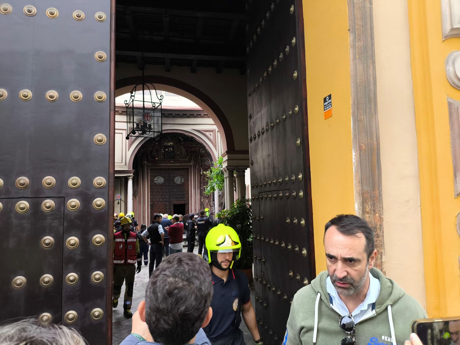 Fotos del incendo en la iglesia de San Antonio Abad, sede de la hermandad del Silencio