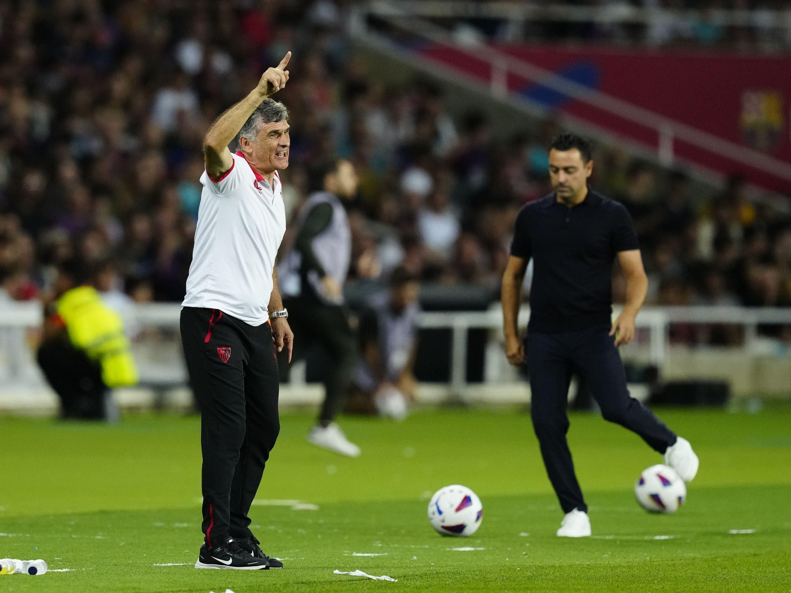 Mendilibar realiza un gesto de rabia con Xavi al fondo.